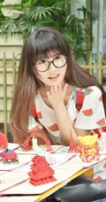 黑框大眼镜可爱女生可爱图片