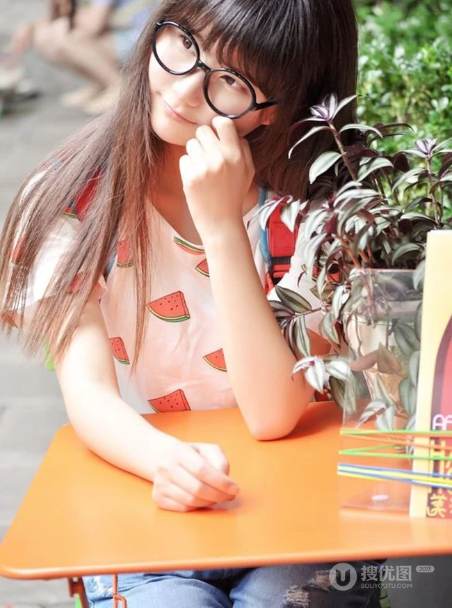 黑框大眼镜可爱女生可爱图片