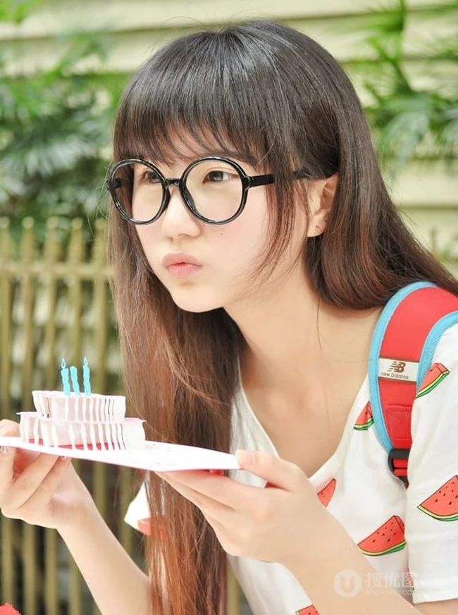 黑框大眼镜可爱女生可爱图片