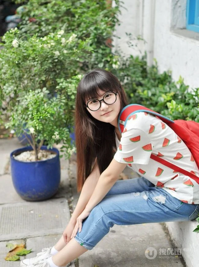 黑框大眼镜可爱女生可爱图片