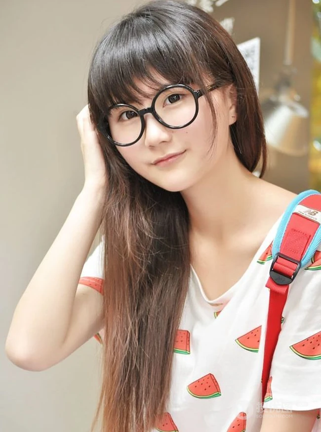 黑框大眼镜可爱女生可爱图片