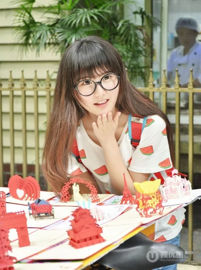 黑框大眼镜可爱女生可爱图片