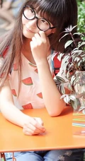 黑框大眼镜可爱女生可爱图片