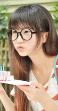 黑框大眼镜可爱女生可爱图片