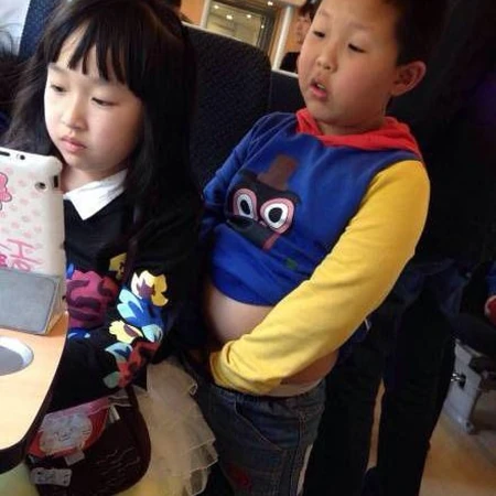 这位小朋友在看什么呢？