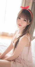 清纯女生-粉红蝴蝶结发箍女生图片