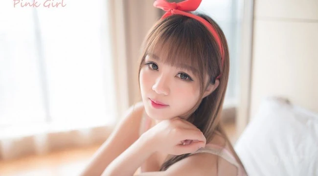 清纯女生-粉红蝴蝶结发箍女生图片