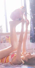 可爱妹子简约格纹衫居家人像摄影室内照欣赏