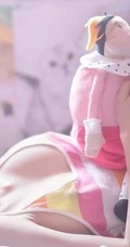 可爱妹子简约格纹衫居家人像摄影室内照欣赏