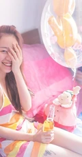 可爱妹子简约格纹衫居家人像摄影室内照欣赏