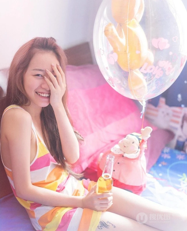 可爱妹子简约格纹衫居家人像摄影室内照欣赏