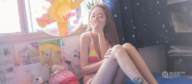 可爱妹子简约格纹衫居家人像摄影室内照欣赏
