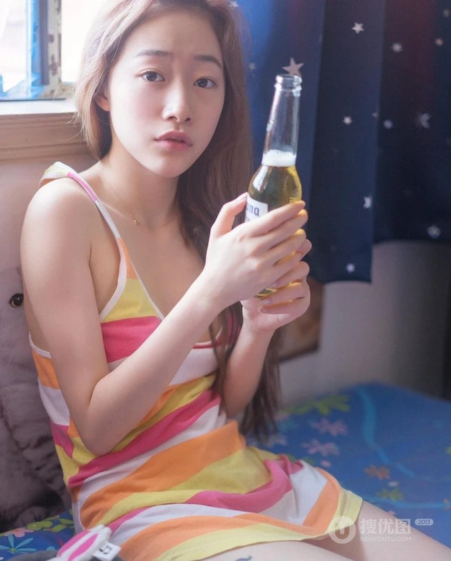 可爱妹子简约格纹衫居家人像摄影室内照欣赏