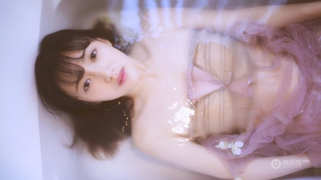 清纯唯美女生浴缸沐浴纯美图片
