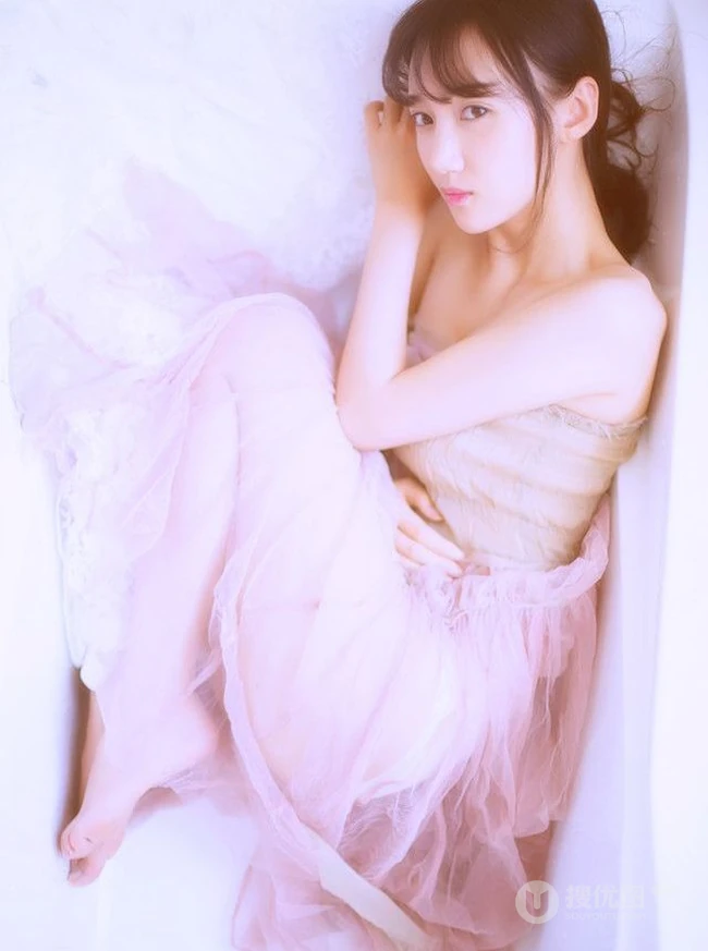 清纯唯美女生浴缸沐浴纯美图片