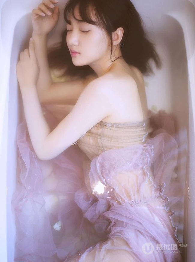 清纯唯美女生浴缸沐浴纯美图片