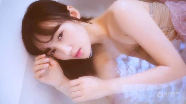 清纯唯美女生浴缸沐浴纯美图片