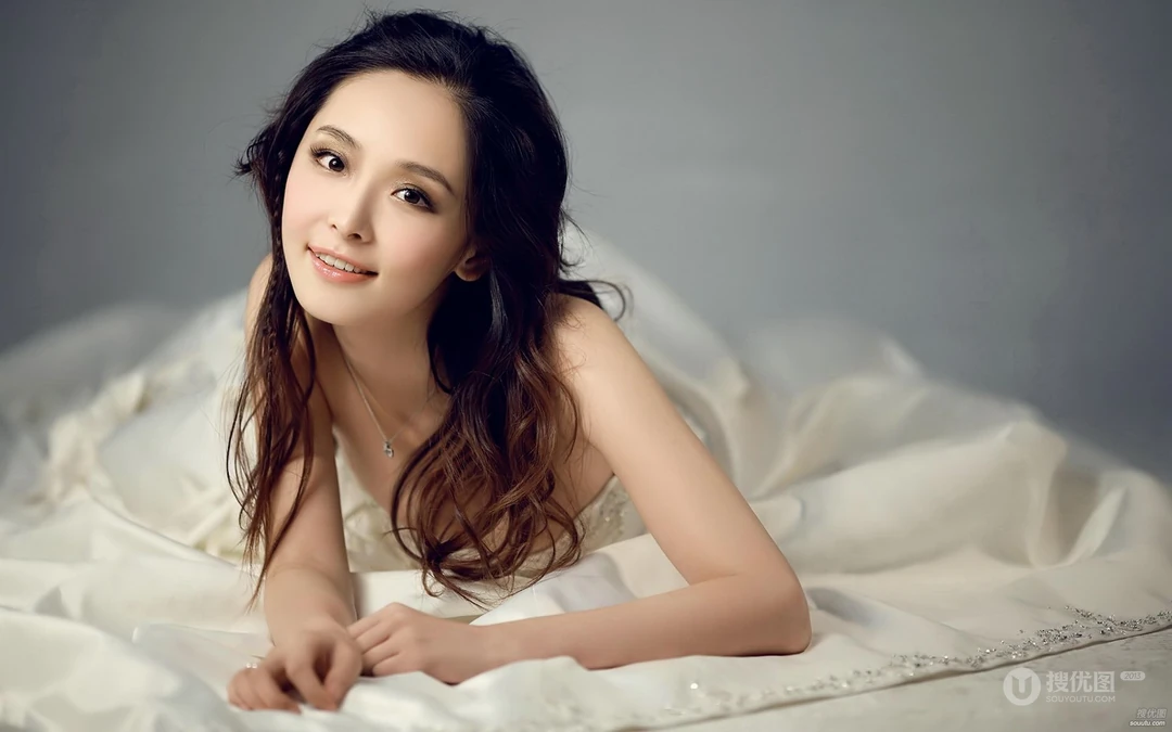 美女明星&ldquo;李曼&rdquo;纯美电脑桌面背景
