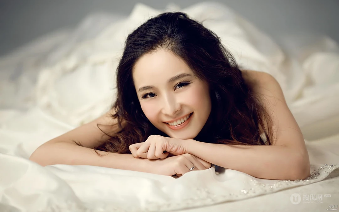 美女明星&ldquo;李曼&rdquo;纯美电脑桌面背景