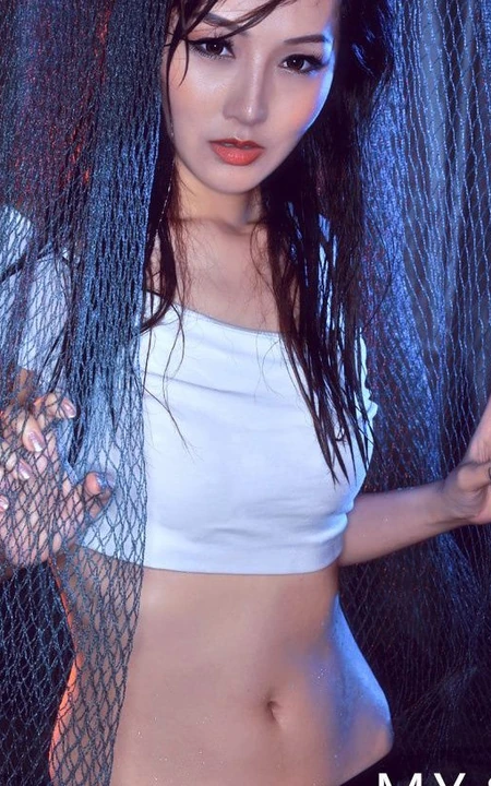 超模李楚君 清透气质线条气质写真