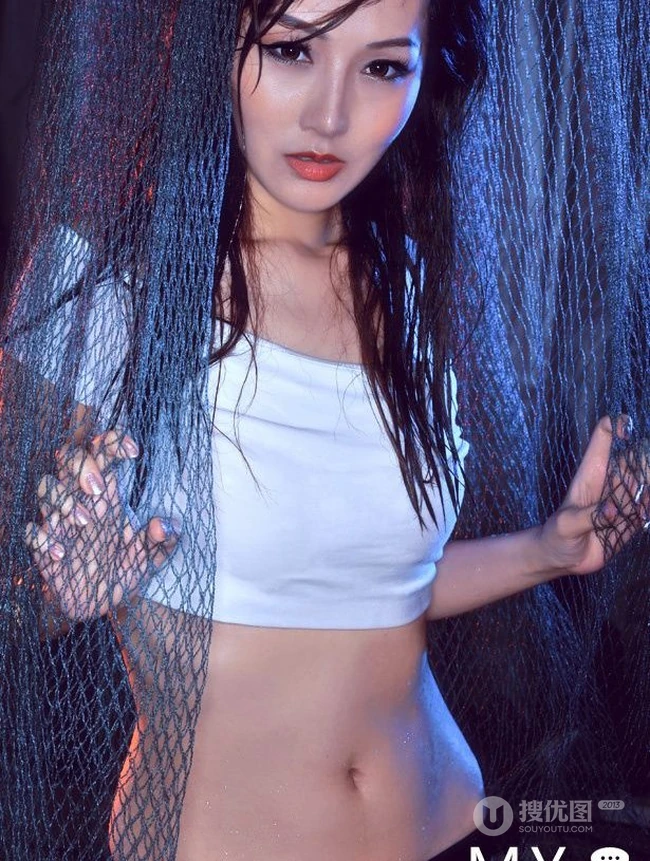 超模李楚君 清透气质线条气质写真