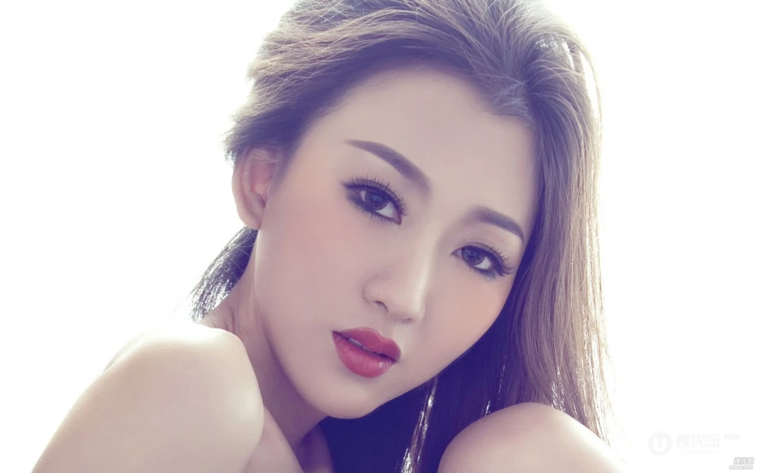 美女陆依娜的浴室写真壁纸