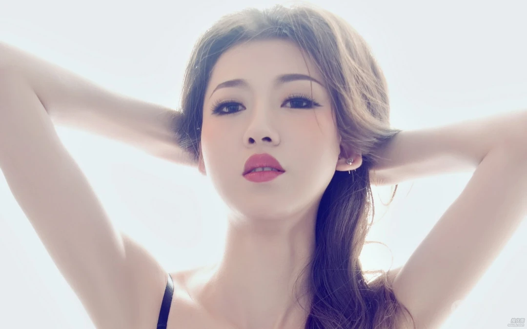 美女陆依娜的浴室写真壁纸