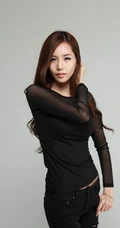 韩国女生李继敏黑色紧身牛仔裤写真