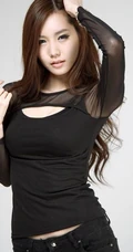 韩国女生李继敏黑色紧身牛仔裤写真