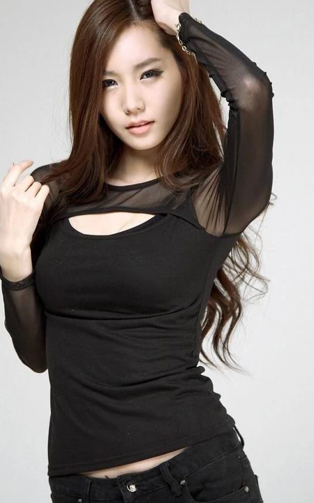 韩国女生李继敏黑色紧身牛仔裤写真