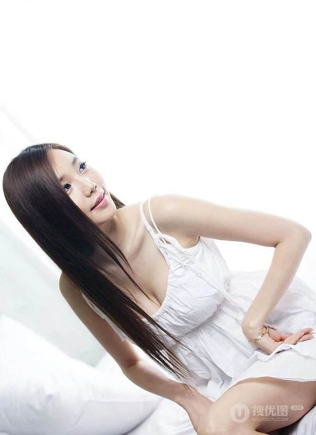 韩国女生李继敏黑色紧身牛仔裤写真