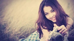 拿着相机的女孩唯美桌面壁纸