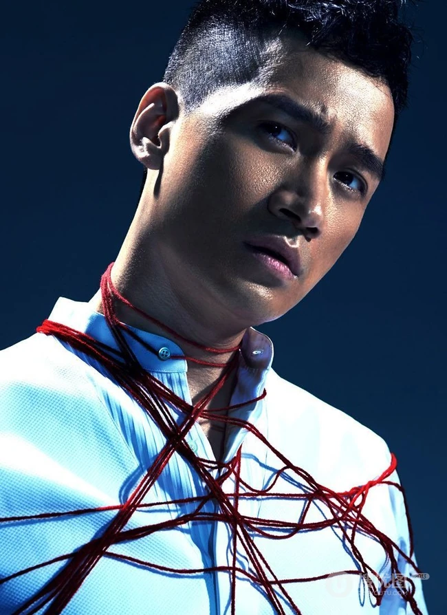 何晟铭高清图片-红色&ldquo;织男&rdquo;束缚缠身魅力