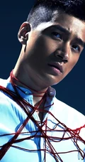 何晟铭高清图片-红色&ldquo;织男&rdquo;束缚缠身魅力