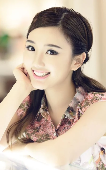 毛晓彤甜美笑容高清图片 唯美又清新