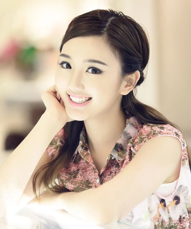 毛晓彤甜美笑容高清图片 唯美又清新