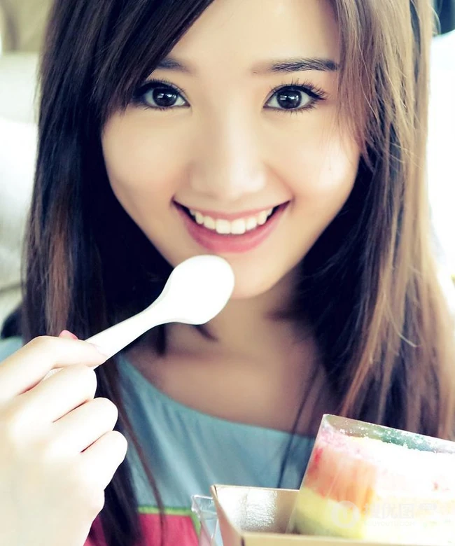 毛晓彤甜美笑容高清图片 唯美又清新