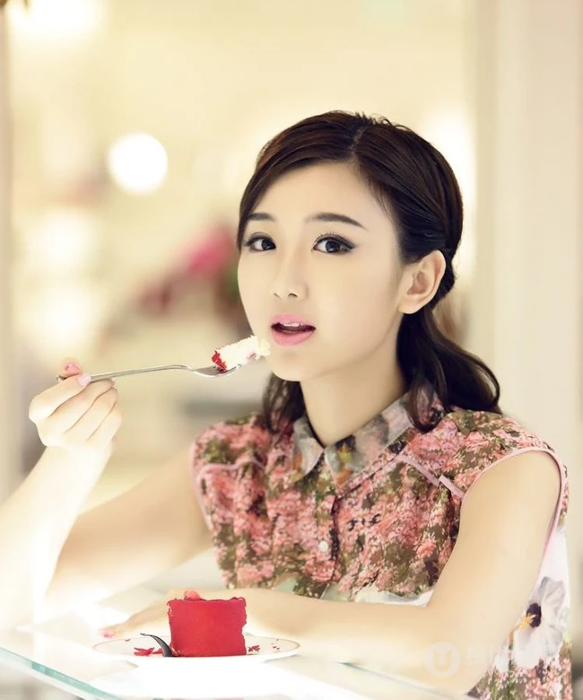毛晓彤甜美笑容高清图片 唯美又清新