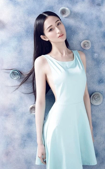 蓝燕清凉连衣裙大胆写真 简约上阵侧身露美乳