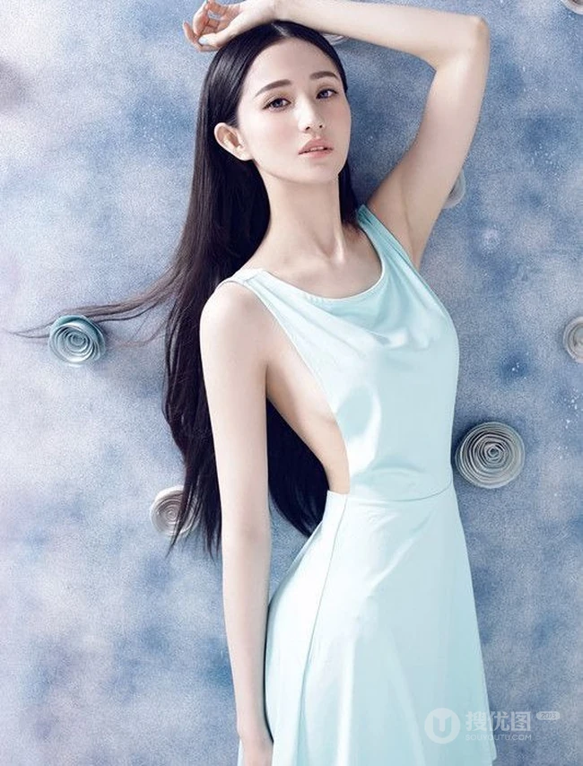 蓝燕清凉连衣裙大胆写真 简约上阵侧身露美乳