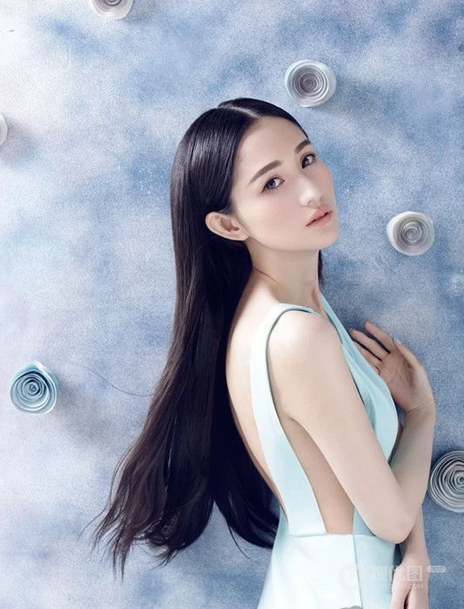 蓝燕清凉连衣裙大胆写真 简约上阵侧身露美乳