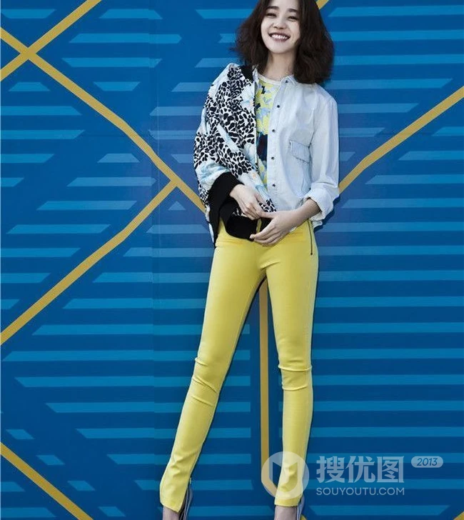 焦俊艳甜美时尚街拍 动人笑容如花儿般绽放