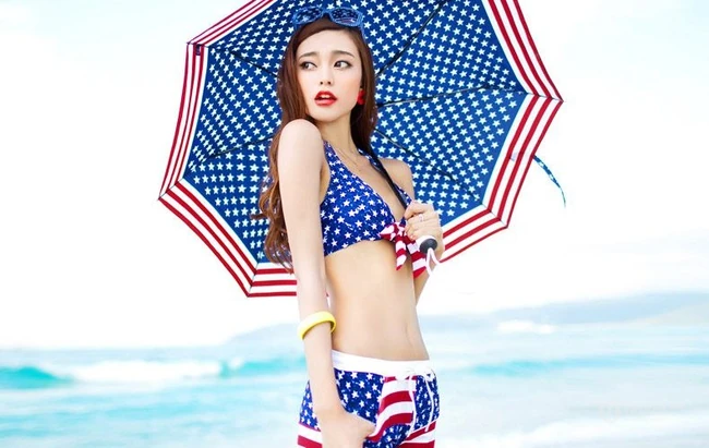 长发女生模特沙滩泳装图片