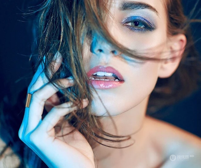 欧美长发女生浓妆魅力高清照片