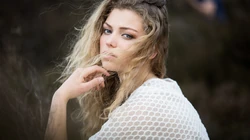 被风吹过头发的欧美女孩唯美壁纸