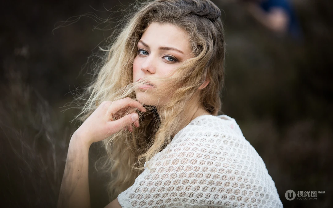 被风吹过头发的欧美女孩唯美壁纸