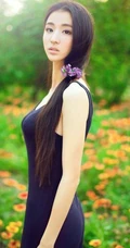 长发及腰女生花间写真-花美人更美