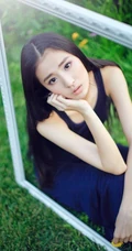 长发及腰女生花间写真-花美人更美