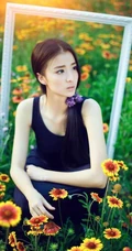 长发及腰女生花间写真-花美人更美