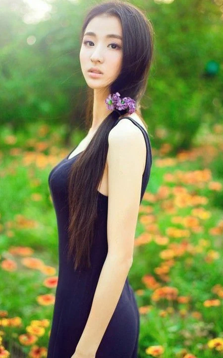 长发及腰女生花间写真-花美人更美